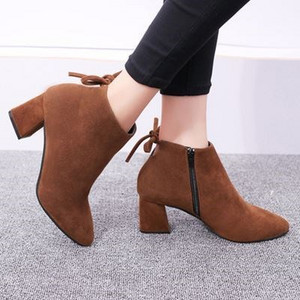 Női velúr csizma cipzárral és vastag sarokkal