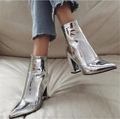 Stílusos női csizma hegyes modell vastag sarokkal