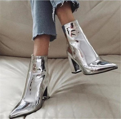 Stílusos női csizma hegyes modell vastag sarokkal