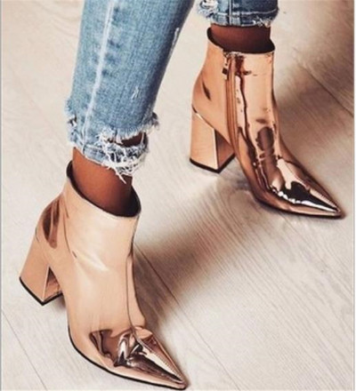 Stílusos női csizma hegyes modell vastag sarokkal