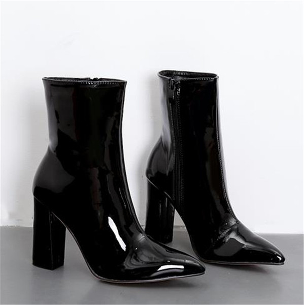 Stílusos női csizma hegyes modell vastag sarokkal