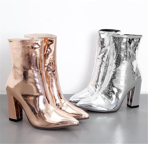 Stílusos női csizma hegyes modell vastag sarokkal