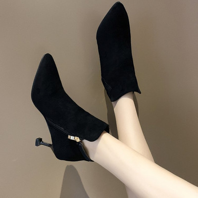 Stílusos női csizma alacsony sarkú és cipzárral