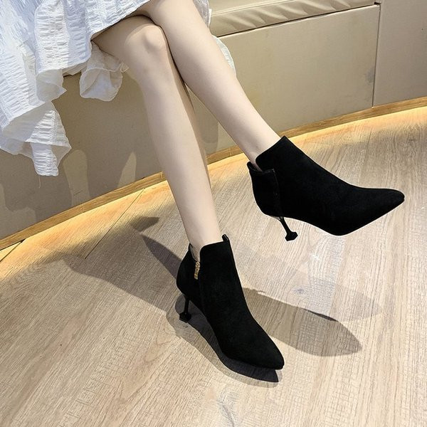 Stílusos női csizma alacsony sarkú és cipzárral