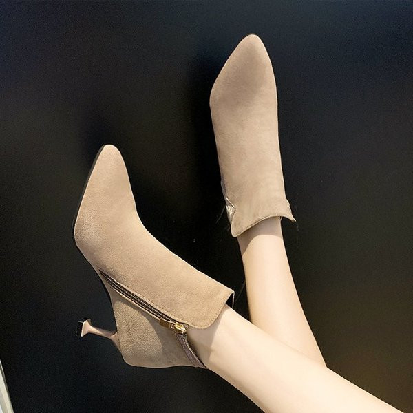 Stílusos női csizma alacsony sarkú és cipzárral