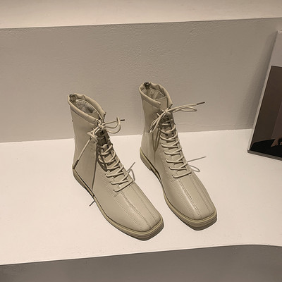 Tavaline ökonahast naiste saapade mudel lameda talla ja paeltega