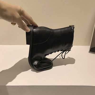 Tavaline ökonahast naiste saapade mudel lameda talla ja paeltega