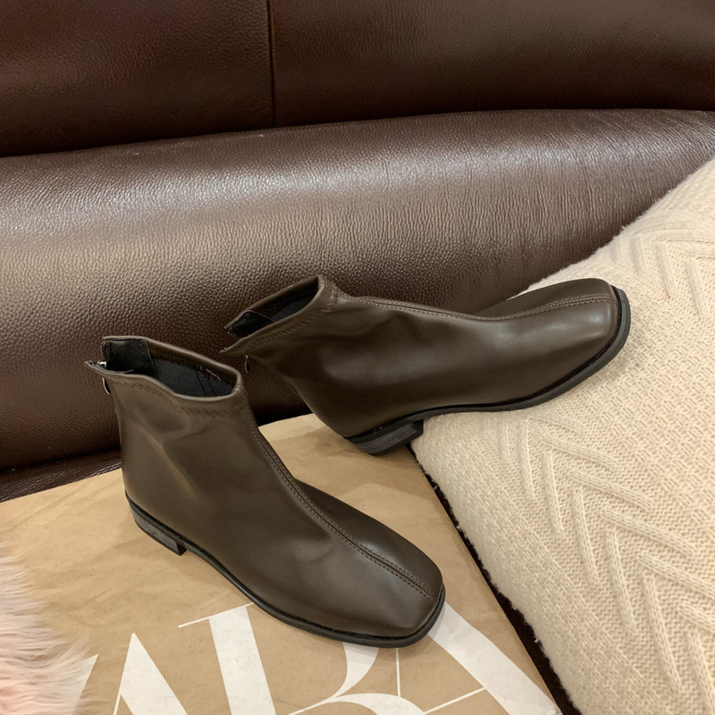 Női bőrcsizma szögletes sarokkal