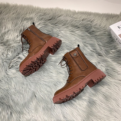 Modern női csizma öko bőrből, magas talppal és fűzővel