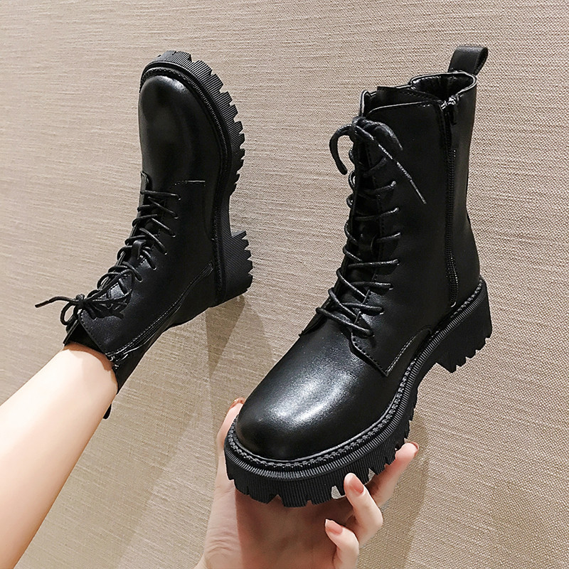 Modern női csizma öko bőrből, magas talppal és fűzővel