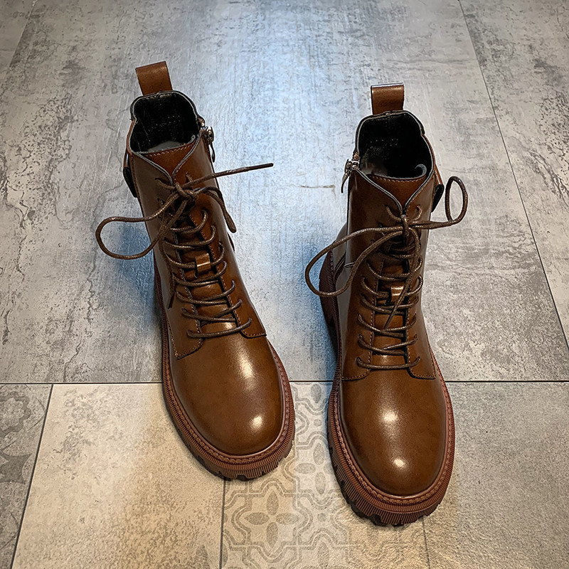 Modern női csizma öko bőrből, magas talppal és fűzővel