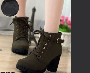 Naiste vabaaja saapad kõrgete kontsade ja pandlaga