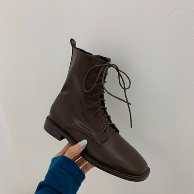 Φθινοπωρινές μπότες για γυναίκες με κορδόνια και ίσια σόλα
