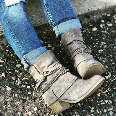 Női csizma cipzárral és alacsony sarkú