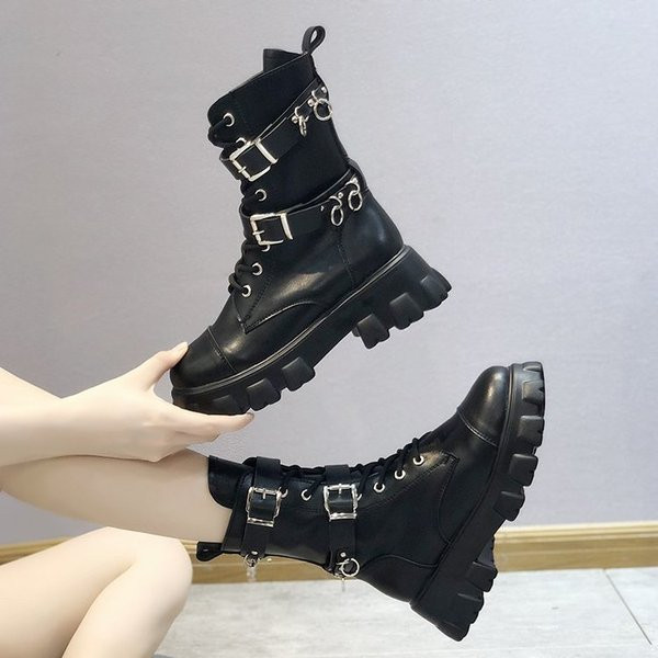 Női alkalmi csizma csattal és durva talppal