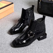 Női lakkcsizma csattal és cipzárral