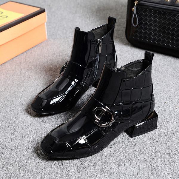 Női lakkcsizma csattal és cipzárral