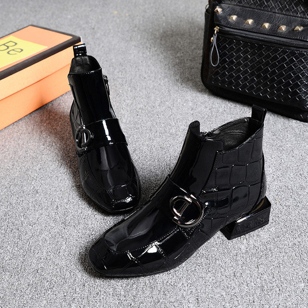 Női lakkcsizma csattal és cipzárral