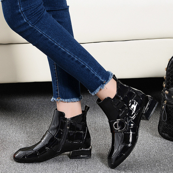 Női lakkcsizma csattal és cipzárral