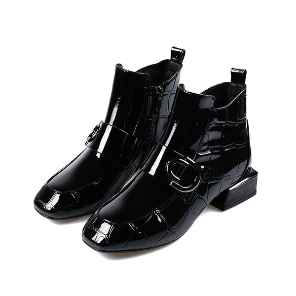 Női lakkcsizma csattal és cipzárral