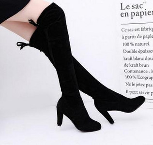 Modern női csizma fűzővel és vastag sarokkal