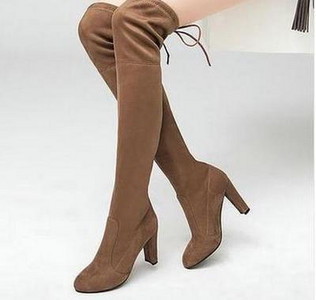 Modern női csizma fűzővel és vastag sarokkal