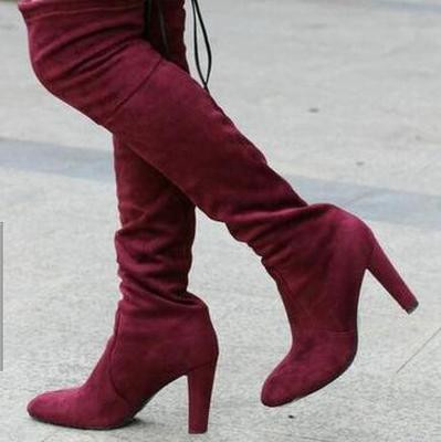 Modern női csizma fűzővel és vastag sarokkal