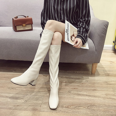 Stílusos női csizma eko bőrből, vastag sarokkal és cipzárral