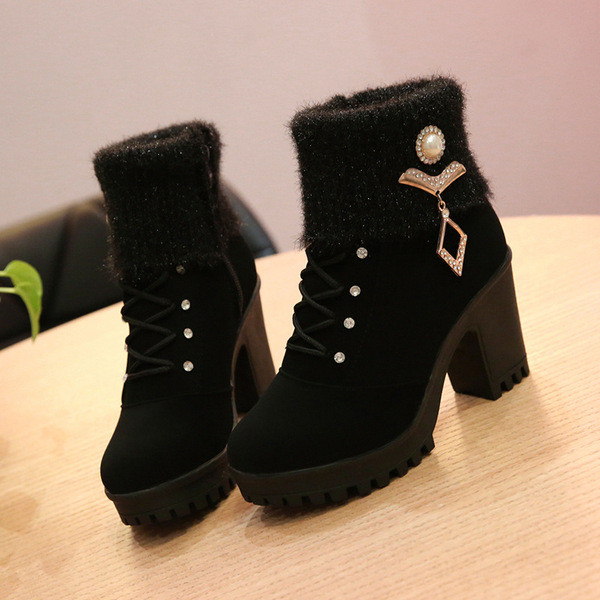 Moodsad metallist elementidega naiste saapad - kõrge kontsaga