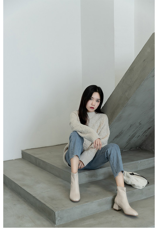 Őszi bőrcsizma alacsony vastag sarokkal és cipzárral