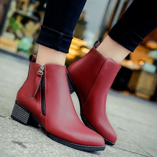 Női téli csizma eko bőrből, cipzárral és alacsony sarkú