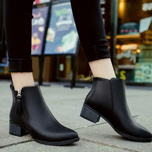 Női téli csizma eko bőrből, cipzárral és alacsony sarkú