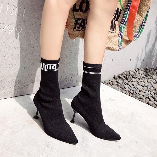 Naiste õhukeste kontsadega saapad - musta värvi terava otsaga mudel