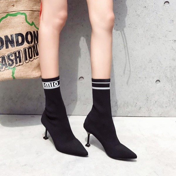 Naiste õhukeste kontsadega saapad - musta värvi terava otsaga mudel