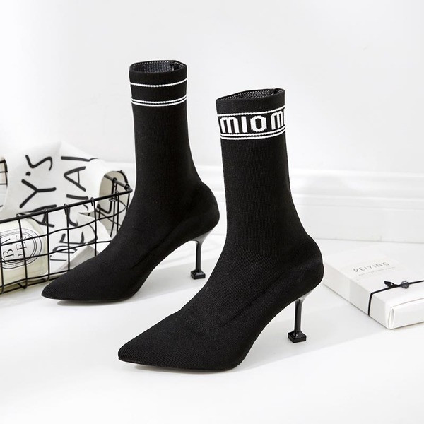 Naiste õhukeste kontsadega saapad - musta värvi terava otsaga mudel