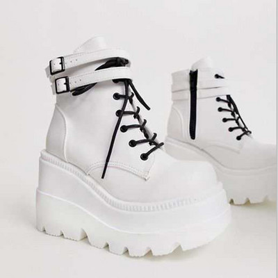 Modern női csizma magas platformmal, két modellben