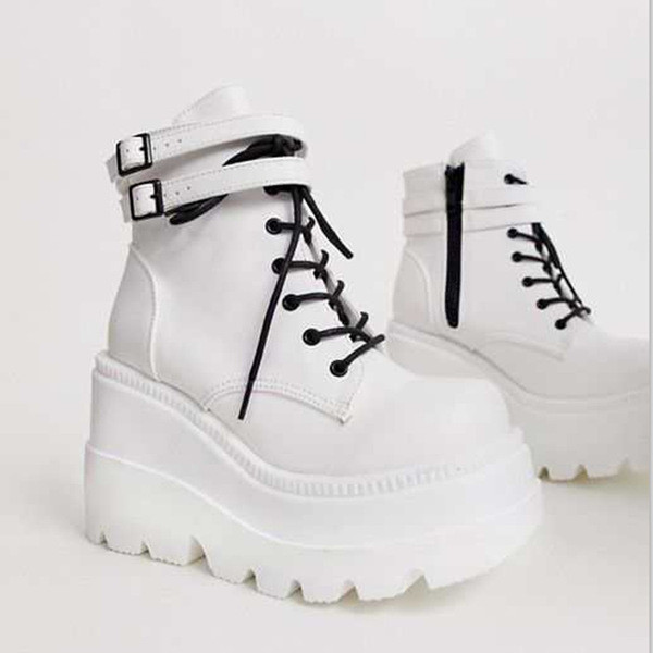 Modern női csizma magas platformmal, két modellben