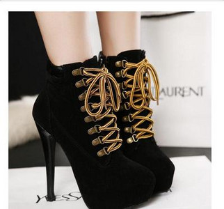 Naiste saapad platvormi ja kõrge kontsaga – uus mudel