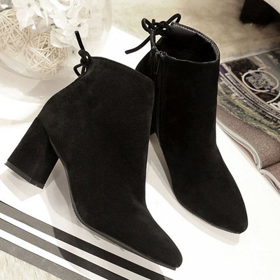 Κομψές γυναικείες μπότες με  φερμουάρ και χοντρό τακούνι