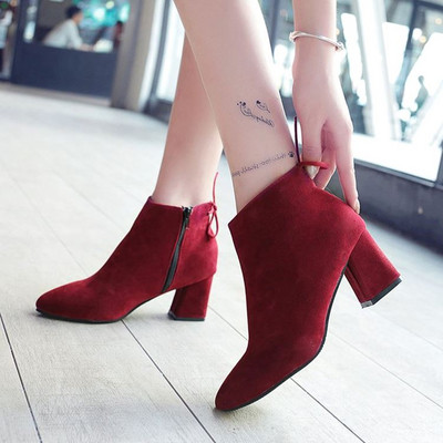 Κομψές γυναικείες μπότες με  φερμουάρ και χοντρό τακούνι