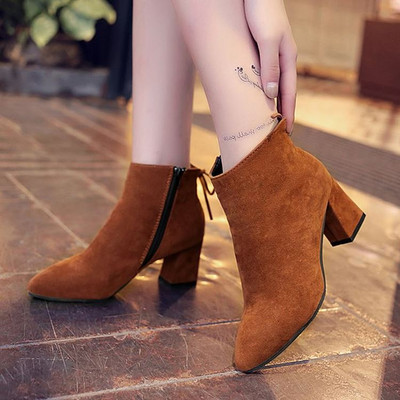 Κομψές γυναικείες μπότες με  φερμουάρ και χοντρό τακούνι