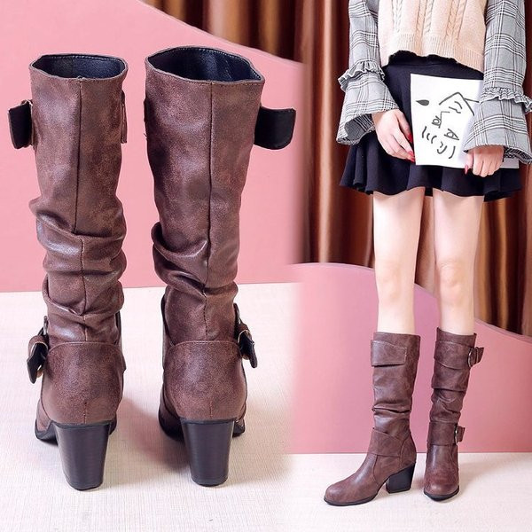 Aktuális női csizma vastag sarkú fém csatokkal