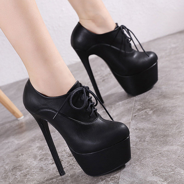 Öko bőrből készült női csizma új modell magassarkúval - fekete színű