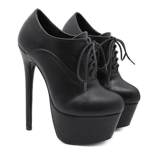 Öko bőrből készült női csizma új modell magassarkúval - fekete színű