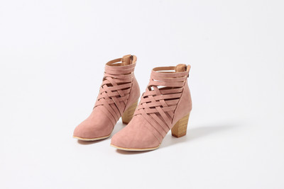 Moodsad naiste saapad teravatipuline kontsaga mudel