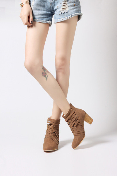 Moodsad naiste saapad teravatipuline kontsaga mudel