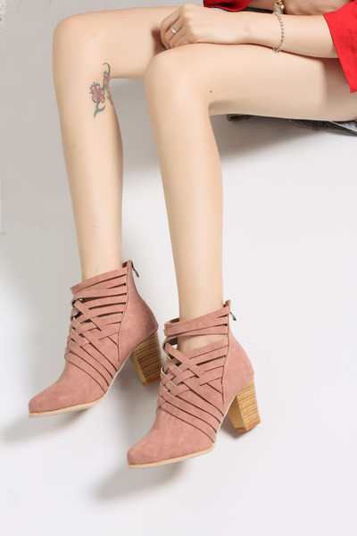 Moodsad naiste saapad teravatipuline kontsaga mudel