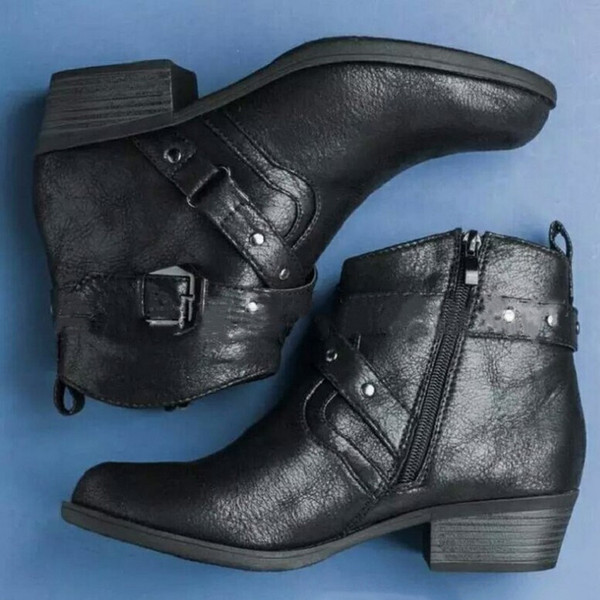 Aktuális női bőrcsizma csattal és vastag sarokkal