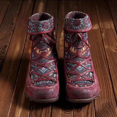 Ikdienas zābaki ar plakanām zolēm un šņorēm