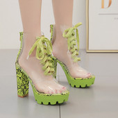 Läbipaistvad paksude kontsade ja paeltega naiste saapad